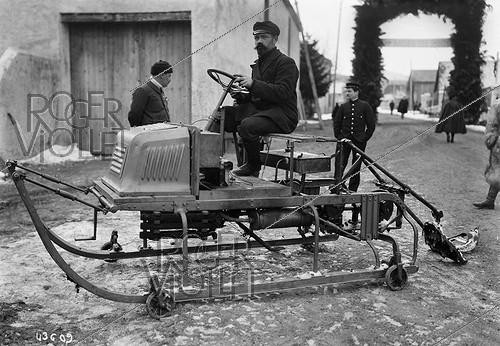 Roger-Viollet | 962371 | Traîneau automobile  Peroche . Chamonix (Haute-Savoie), 1909. | &copy; Maurice-Louis Branger / Roger-Viollet