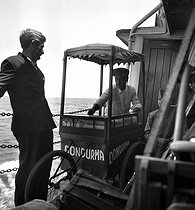 Roger-Viollet | 433147 | Un marchand de glaces se rendant aux Iles des Princes (Turquie). Juin 1952. | &copy; Hélène Roger-Viollet & Jean Fischer / Roger-Viollet