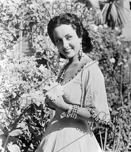 Roger-Viollet | 315469 | Viviane Romance (1912-1991), actrice française, sur le tournage du film  Angelica , du réalisateur Jean Choux (1887-1946), 1939. | &copy; Léopold Mercier / Roger-Viollet