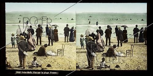 Roger-Viollet | 343602 | Vue sur la plage. Saint-Malo (Ille-et-Vilaine), vers 1870. Vue stéréoscopique coloriée manuellement à l’époque. | &copy; Léon & Lévy / Roger-Viollet