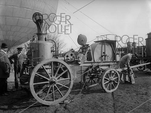 Roger-Viollet | 713514 | Winch for captive balloons. | &copy; Léopold Mercier / Roger-Viollet