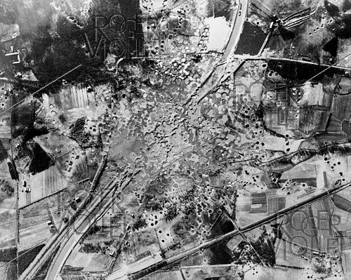 Roger-Viollet | 1421971 | World War II. Airstrike, 1945. Photograph from the collections of the French newspaper  France Soir . Bibliothèque historique de la Ville de Paris. | &copy; Fonds France-Soir / BHVP / Roger-Viollet