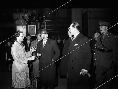 Roger-Viollet | 1421973 | World War II. Arrival of Major Clement Attlee (1883-1967), British Prime Minister. France, 1945. Photograph from the collections of the French newspaper  France Soir . Bibliothèque historique de la Ville de Paris. | &copy; Fonds France-Soir / BHVP / Roger-Viollet