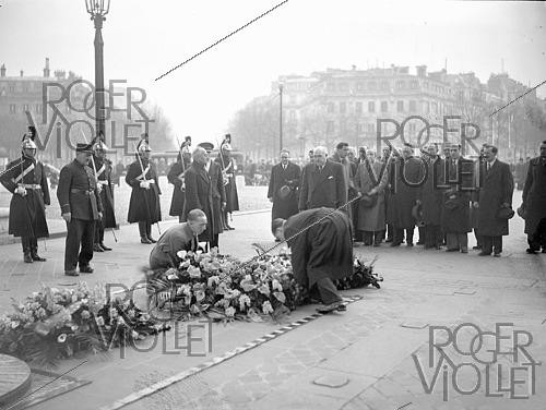 Roger-Viollet | 1421965 | World War II. Belgian journalists at the Arc de Triomphe. Paris (8th arrondissement), on March 6, 1945. Photograph from the collections of the French newspaper  France-Soir . Bibliothèque historique de la Ville de Paris. | &copy; Fonds France-Soir / BHVP / Roger-Viollet
