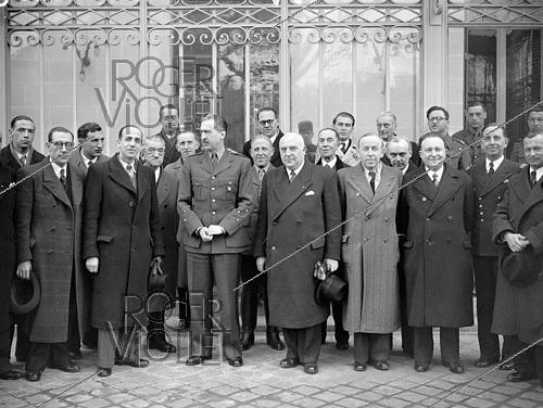 Roger-Viollet | 1421968 | World War II. Belgian journalists at the Pierre Koenig's (centre, 1898-1970), French General and politician. Paris, on March 6, 1945. Photograph from the collections of the French newspaper  France-Soir . Bibliothèque historique de la Ville de Paris. | &copy; Fonds France-Soir / BHVP / Roger-Viollet