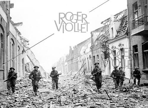 Roger-Viollet | 1421970 | World War II. British soldiers in the streets of Goch (Germany), 1945. Photograph from the collections of the French newspaper  France-Soir . Bibliothèque historique de la Ville de Paris. | &copy; Fonds France-Soir / BHVP / Roger-Viollet