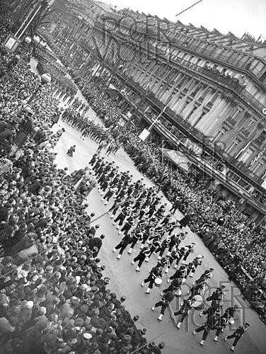 Roger-Viollet | 1422000 | World War II. Celebrating the French Army. Paris, on April 2nd, 1945. Photograph from the collections of the French newspaper  France Soir . Bibliothèque historique de la Ville de Paris. | &copy; Fonds France-Soir / BHVP / Roger-Viollet
