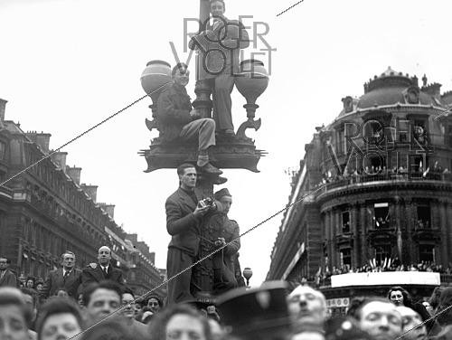 Roger-Viollet | 1422007 | World War II. Celebrating the French Army. Paris, on April 2nd, 1945. Photograph from the collections of the French newspaper  France Soir . Bibliothèque historique de la Ville de Paris. | &copy; Fonds France-Soir / BHVP / Roger-Viollet