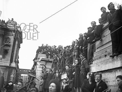Roger-Viollet | 1422009 | World War II. Celebrating the French Army. Paris, on April 2nd, 1945. Photograph from the collections of the French newspaper  France Soir . Bibliothèque historique de la Ville de Paris. | &copy; Fonds France-Soir / BHVP / Roger-Viollet