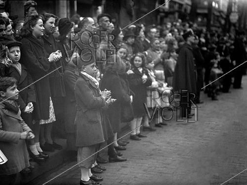Roger-Viollet | 1422010 | World War II. Celebrating the French Army. Paris, on April 2nd, 1945. Photograph from the collections of the French newspaper  France Soir . Bibliothèque historique de la Ville de Paris. | &copy; Fonds France-Soir / BHVP / Roger-Viollet