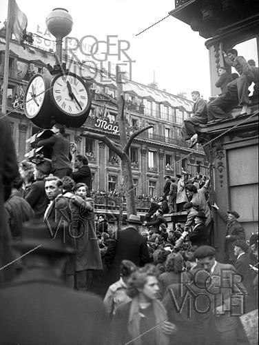Roger-Viollet | 1422011 | World War II. Celebrating the French Army. Paris, on April 2nd, 1945. Photograph from the collections of the French newspaper  France Soir . Bibliothèque historique de la Ville de Paris. | &copy; Fonds France-Soir / BHVP / Roger-Viollet