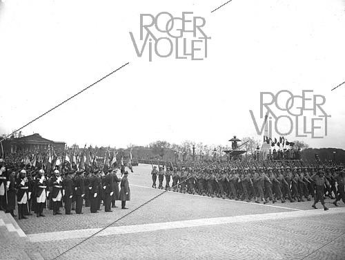 Roger-Viollet | 1422001 | World War II. Celebrating the French Army, place de la Concorde Paris (8th arrondissement), on April 2nd, 1945. Photograph from the collections of the French newspaper  France Soir . Bibliothèque historique de la Ville de Paris. | &copy; Fonds France-Soir / BHVP / Roger-Viollet