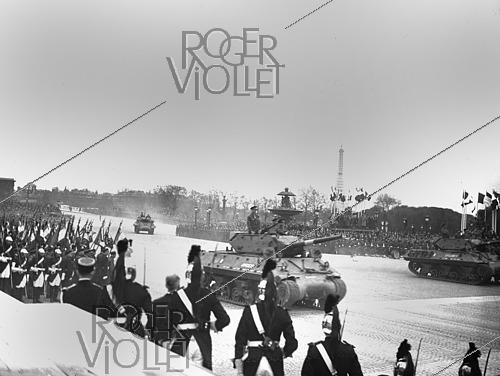 Roger-Viollet | 1422005 | World War II. Celebrating the French Army, place de la Concorde Paris (8th arrondissement), on April 2nd, 1945. Photograph from the collections of the French newspaper  France Soir . Bibliothèque historique de la Ville de Paris. | &copy; Fonds France-Soir / BHVP / Roger-Viollet