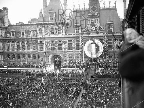Roger-Viollet | 1422012 | World War II. Ceremony for the presentation of the Order of Liberation, by Charles de Gaulle (1890-1970). Paris (4th arrondissement), place de l'Hôtel-de-Ville, on April 2nd, 1945. Photograph from the collections of the French newspaper  France Soir . Bibliothèque historique de la Ville de Paris. | &copy; Fonds France-Soir / BHVP / Roger-Viollet