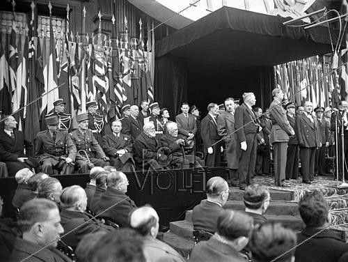 Roger-Viollet | 1422013 | World War II. Ceremony for the presentation of the Order of Liberation, by Charles de Gaulle (1890-1970). Paris (4th arrondissement), place de l'Hôtel-de-Ville, on April 2nd, 1945. Photograph from the collections of the French newspaper  France Soir . Bibliothèque historique de la Ville de Paris. | &copy; Fonds France-Soir / BHVP / Roger-Viollet