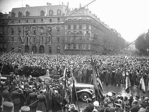 Roger-Viollet | 1422015 | World War II. Ceremony for the presentation of the Order of Liberation, by Charles de Gaulle (1890-1970). Paris (4th arrondissement), place de l'Hôtel-de-Ville, on April 2nd, 1945. Photograph from the collections of the French newspaper  France Soir . Bibliothèque historique de la Ville de Paris. | &copy; Fonds France-Soir / BHVP / Roger-Viollet