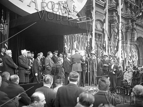Roger-Viollet | 1422016 | World War II. Ceremony for the presentation of the Order of Liberation, by Charles de Gaulle (1890-1970). Paris (4th arrondissement), place de l'Hôtel-de-Ville, on April 2nd, 1945. Photograph from the collections of the French newspaper  France Soir . Bibliothèque historique de la Ville de Paris. | &copy; Fonds France-Soir / BHVP / Roger-Viollet