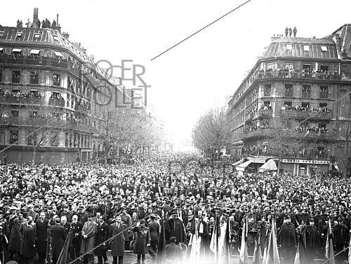 Roger-Viollet | 1422017 | World War II. Ceremony for the presentation of the Order of Liberation, by Charles de Gaulle (1890-1970). Paris (4th arrondissement), place de l'Hôtel-de-Ville, on April 2nd, 1945. Photograph from the collections of the French newspaper  France Soir . Bibliothèque historique de la Ville de Paris. | &copy; Fonds France-Soir / BHVP / Roger-Viollet