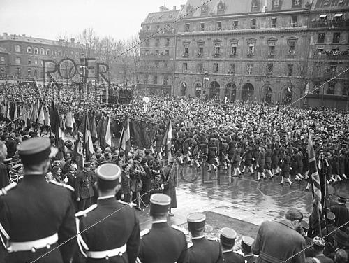Roger-Viollet | 1422019 | World War II. Ceremony for the presentation of the Order of Liberation, by Charles de Gaulle (1890-1970). Paris (4th arrondissement), place de l'Hôtel-de-Ville, on April 2nd, 1945. Photograph from the collections of the French newspaper  France Soir . Bibliothèque historique de la Ville de Paris. | &copy; Fonds France-Soir / BHVP / Roger-Viollet