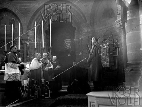 Roger-Viollet | 1421881 | World War II. Charles de Gaulle (1890-1970), French General and statesman, at the Strasbourg Cathedral (France), on February 12, 1945. Photograph from the collections of the French newspaper  France Soir . Bibliothèque historique de la Ville de Paris. | &copy; Fonds France-Soir / BHVP / Roger-Viollet
