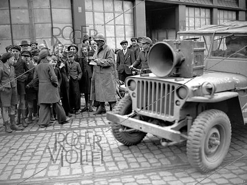 Roger-Viollet | 1422028 | World War II. Civilians listening to orders from the Allies. Duisburg (Germany), on March 30, 1945. Photograph from the collections of the French newspaper  France Soir . Bibliothèque historique de la Ville de Paris. | &copy; Fonds France-Soir / BHVP / Roger-Viollet