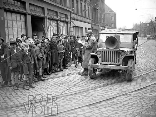 Roger-Viollet | 1422029 | World War II. Civilians listening to orders from the Allies. Duisburg (Germany), on March 30, 1945. Photograph from the collections of the French newspaper  France Soir . Bibliothèque historique de la Ville de Paris. | &copy; Fonds France-Soir / BHVP / Roger-Viollet