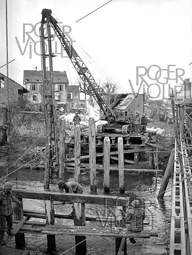 Roger-Viollet | 1421859 | World War II. Construction of a railway bridge after the liberation of Colmar (France), on February 10, 1945. Photograph from the collections of the French newspaper  France Soir . Bibliothèque historique de la Ville de Paris. | &copy; Fonds France-Soir / BHVP / Roger-Viollet