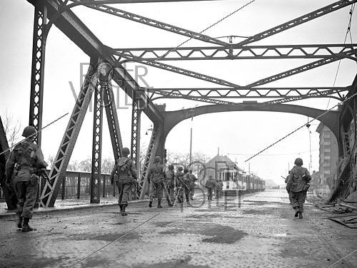 Roger-Viollet | 1422027 | World War II. Duisburg-Hochfeld railway bridge Germany), on March 30, 1945. Photograph fom the collections of the French newspaper  France-Soir . Bibliothèque historique de la Ville de Paris. | &copy; Fonds France-Soir / BHVP / Roger-Viollet
