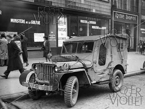 Roger-Viollet | 1421926 | World War II. Jeep equipped against cold and wind. Paris, on February 27, 1945. Photograph from the collections of the French newspaper  France-Soir . Bibliothèque historique de la Ville de Paris. | &copy; Fonds France-Soir / BHVP / Roger-Viollet