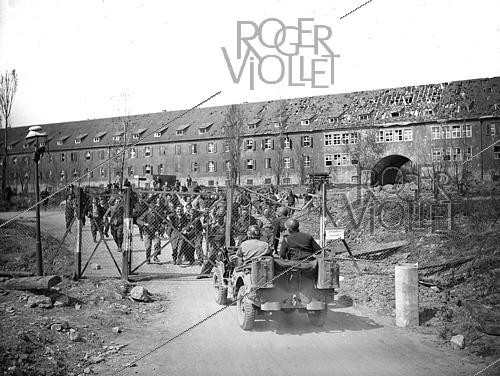 Roger-Viollet | 1421826 | World War II. Liberation of a camp of prisoners of war. Kitzingen (Germany), on April 13, 1945. Photograph from the collections of the French newspaper  France-Soir . Bibliothèque historique de la Ville de Paris. | &copy; Fonds France-Soir / BHVP / Roger-Viollet