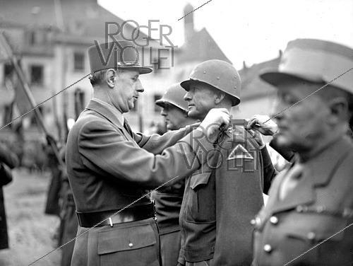 Roger-Viollet | 1421876 | World War II. Liberation of Colmar. Charles de Gaulle (1890-1970), French General, presenting a medal to Jacob Devers (1887-1979), US General. Colmar (France), on February 12, 1945. Photograph from the collections of the French newspaper  France-Soir . Bibliothèque historique de la Ville de Paris. | &copy; Fonds France-Soir / BHVP / Roger-Viollet