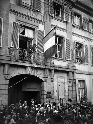 Roger-Viollet | 1421835 | World War II. Liberation of Colmar (France), on February 8, 1945. Photograph from the collections of the French newspaper  France-Soir . Bibliothèque historique de la Ville de Paris. | &copy; Fonds France-Soir / BHVP / Roger-Viollet