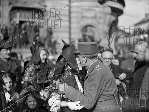 Roger-Viollet | 1421863 | World War II. Liberation of Colmar. Jean de Lattre de Tassigny (1889-1952), French General, kissing an Alsatian worman. Colmar (France), on February 11, 1945. Photograph from the collections of the French newspaper  France-Soir . Bibliothèque historique de la Ville de Paris. | &copy; Fonds France-Soir / BHVP / Roger-Viollet