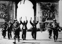 Roger-Viollet | 698278 | World War II. Liberation of Paris. German prisoners of war. August 1944. | &copy; Albert Harlingue / Roger-Viollet