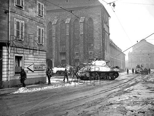 Roger-Viollet | 1421840 | World War II. Soldiers securing the suburbs after the liberation of Colmar (France), on February 8, 1945. Photograph from the collections of the French newspaper  France Soir . Bibliothèque historique de la Ville de Paris. | &copy; Fonds France-Soir / BHVP / Roger-Viollet