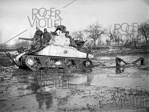 Roger-Viollet | 1421844 | World War II. Soldiers securing the suburbs after the liberation of Colmar (France), on February 8, 1945. Photograph from the collections of the French newspaper  France Soir . Bibliothèque historique de la Ville de Paris. | &copy; Fonds France-Soir / BHVP / Roger-Viollet