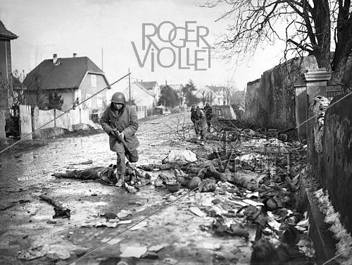 Roger-Viollet | 1421845 | World War II. Soldiers securing the suburbs after the liberation of Colmar (France), on February 8, 1945. Photograph from the collections of the French newspaper  France Soir . Bibliothèque historique de la Ville de Paris. | &copy; Fonds France-Soir / BHVP / Roger-Viollet