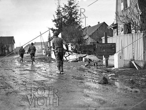 Roger-Viollet | 1421846 | World War II. Soldiers securing the suburbs after the liberation of Colmar (France), on February 8, 1945. Photograph from the collections of the French newspaper  France Soir . Bibliothèque historique de la Ville de Paris. | &copy; Fonds France-Soir / BHVP / Roger-Viollet