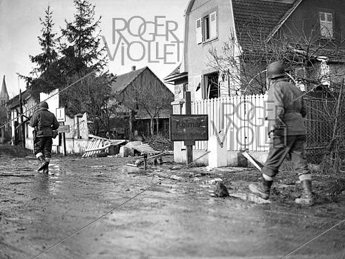 Roger-Viollet | 1421847 | World War II. Soldiers securing the suburbs after the liberation of Colmar (France), on February 8, 1945. Photograph from the collections of the French newspaper  France Soir . Bibliothèque historique de la Ville de Paris. | &copy; Fonds France-Soir / BHVP / Roger-Viollet