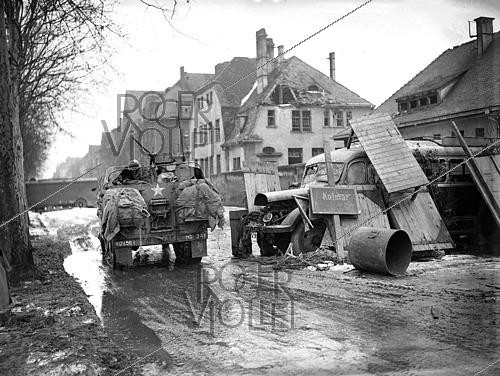 Roger-Viollet | 1421848 | World War II. Soldiers securing the suburbs after the liberation of Colmar (France), on February 8, 1945. Photograph from the collections of the French newspaper  France Soir . Bibliothèque historique de la Ville de Paris. | &copy; Fonds France-Soir / BHVP / Roger-Viollet
