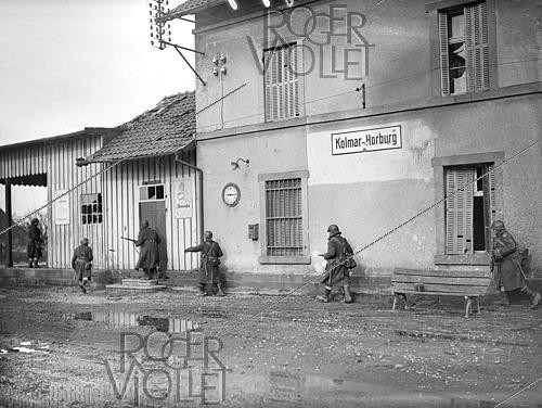Roger-Viollet | 1421841 | World War II. Soldiers securing the train station after the liberation of Colmar (France), on February 8, 1945. Photograph from the collections of the French newspaper  France Soir . Bibliothèque historique de la Ville de Paris. | &copy; Fonds France-Soir / BHVP / Roger-Viollet
