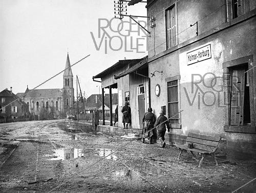 Roger-Viollet | 1421842 | World War II. Soldiers securing the train station after the liberation of Colmar (France), on February 8, 1945. Photograph from the collections of the French newspaper  France Soir . Bibliothèque historique de la Ville de Paris. | &copy; Fonds France-Soir / BHVP / Roger-Viollet