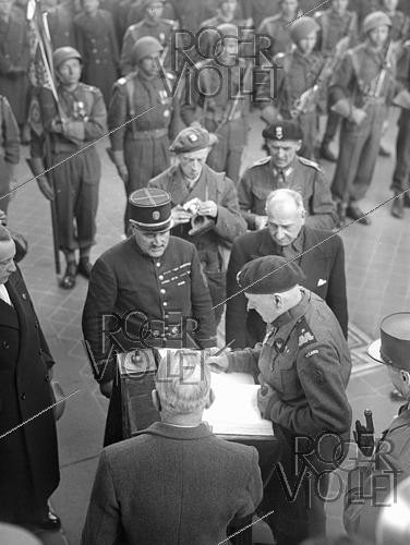 Roger-Viollet | 1421921 | World War II. Stanislaw Maczek (1892-1994), Polish General, at the Arc de Triomphe. Paris (8th arrondissement), on February 26, 1945. Photograph from the collections of the French newspaper  France-Soir . Bibliothèque historique de la Ville de Paris. | &copy; Fonds France-Soir / BHVP / Roger-Viollet