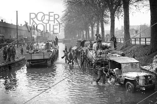 Roger-Viollet | 1421860 | World War II. Tankers cleaning up their equipment mired in floods during the Liberation of Colmar (France), on February 10, 1945. Photograph from the collections of the French newspaper  France-Soir . Bibliothèque historique de la Ville de Paris. | &copy; Fonds France-Soir / BHVP / Roger-Viollet