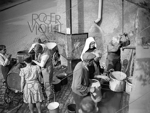 Roger-Viollet | 1421823 | World War II. Water supply for civilians. Würzburg (Germany), on April 13, 1945. Photograph from the collections of the French newspaper  France Soir . Bibliothèque historique de la Ville de Paris. | &copy; Fonds France-Soir / BHVP / Roger-Viollet