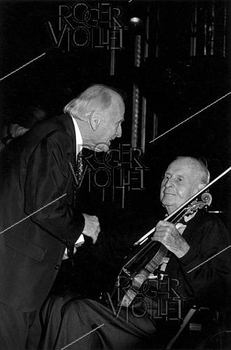 Roger-Viollet | 1410533 | Yehudi Menuhin (1916-1999), American violinist and conductor, and Stéphane Grappelli (1908-1997), French jazz violinist. 1995. | &copy; Irmeli Jung / Roger-Viollet