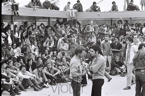 Roger-Viollet | 1377949 | Yvan Levaï (né en 1937), journaliste de presse écrite, de radio et de télévision français d'origine hongroise, pendant une manifestation étudiante à la faculté de Vincennes (Val-de-Marne). Photographie d'André Perlstein (né en 1942). | &copy; André Perlstein / Roger-Viollet